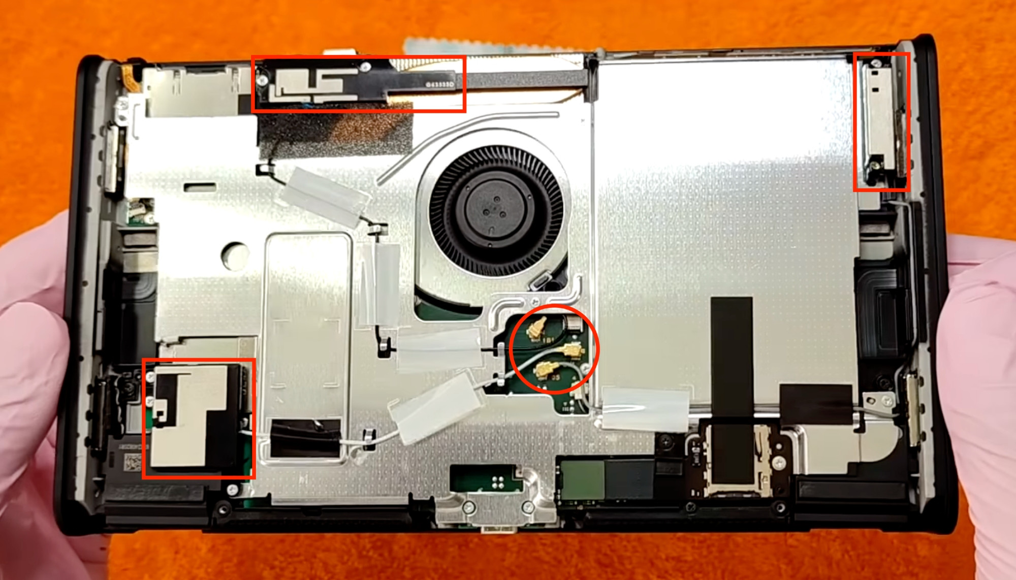Screenshot from teardown video, with antennas highlighted