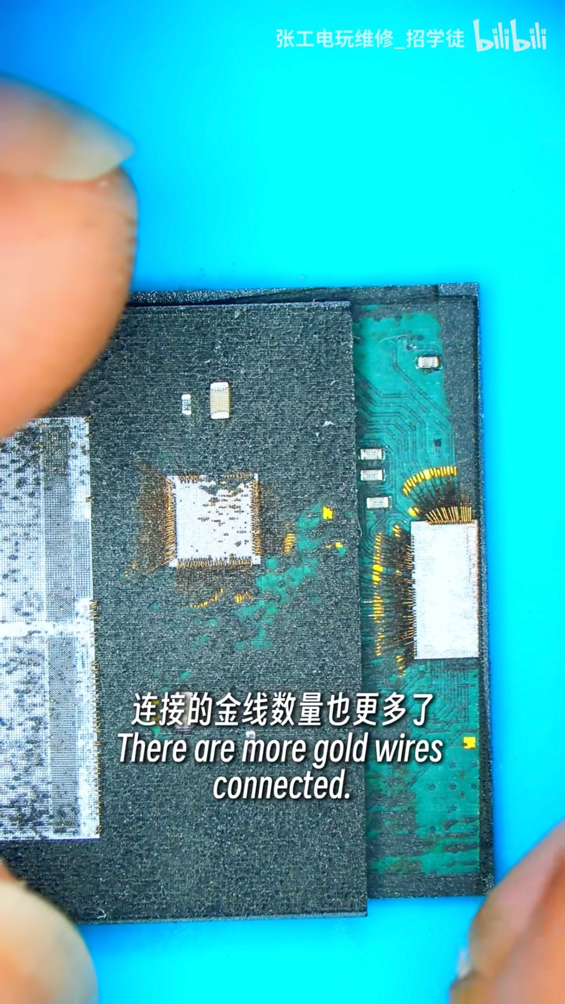 Photo of decapsulated Game Card 1 IC on the right, and Game Card 2 IC on the left, showing that GC2’s controller is smaller but has more contacts