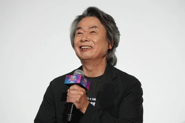 Photo of Shigeru Miyamoto at the Japanese premiere of The Super Mario Galaxy Movie, holding a microphone Source: 映画.com