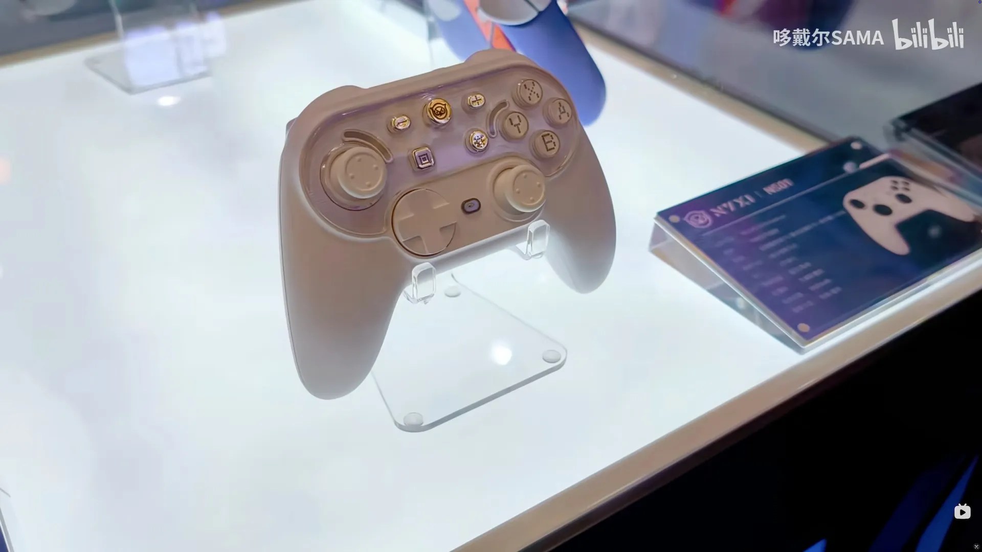Photo of NYXI NS01 (probably not the product name but a model number), a Pro Controller 2 replacement, white color https://www.bilibili.com/video/BV1LT3X6BER7/