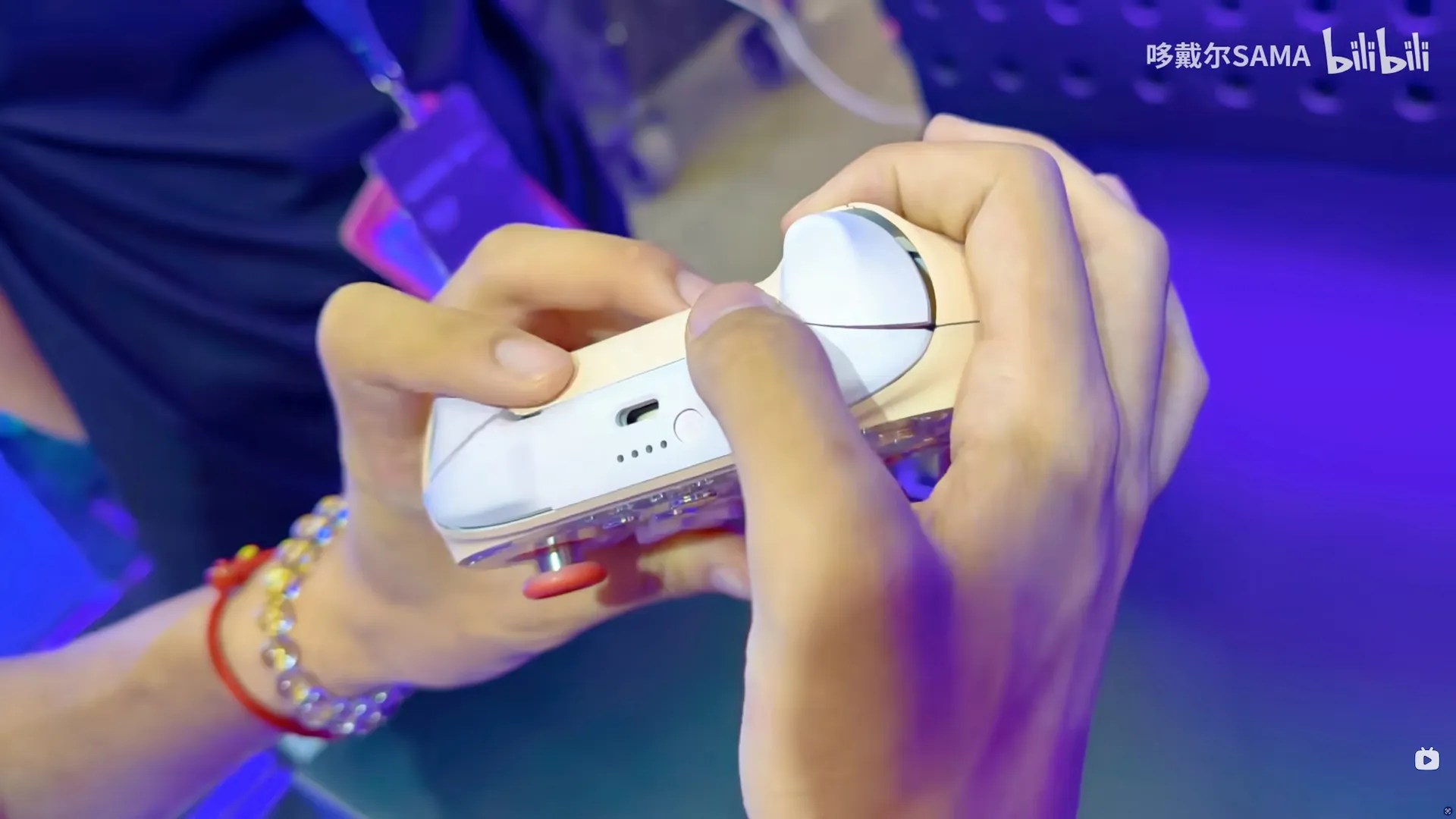 Photo of NYXI NS01 (probably not the product name but a model number), a Pro Controller 2 replacement, light peach color, top side view with the four shoulder buttons and USB-C port visible https://www.bilibili.com/video/BV1LT3X6BER7/
