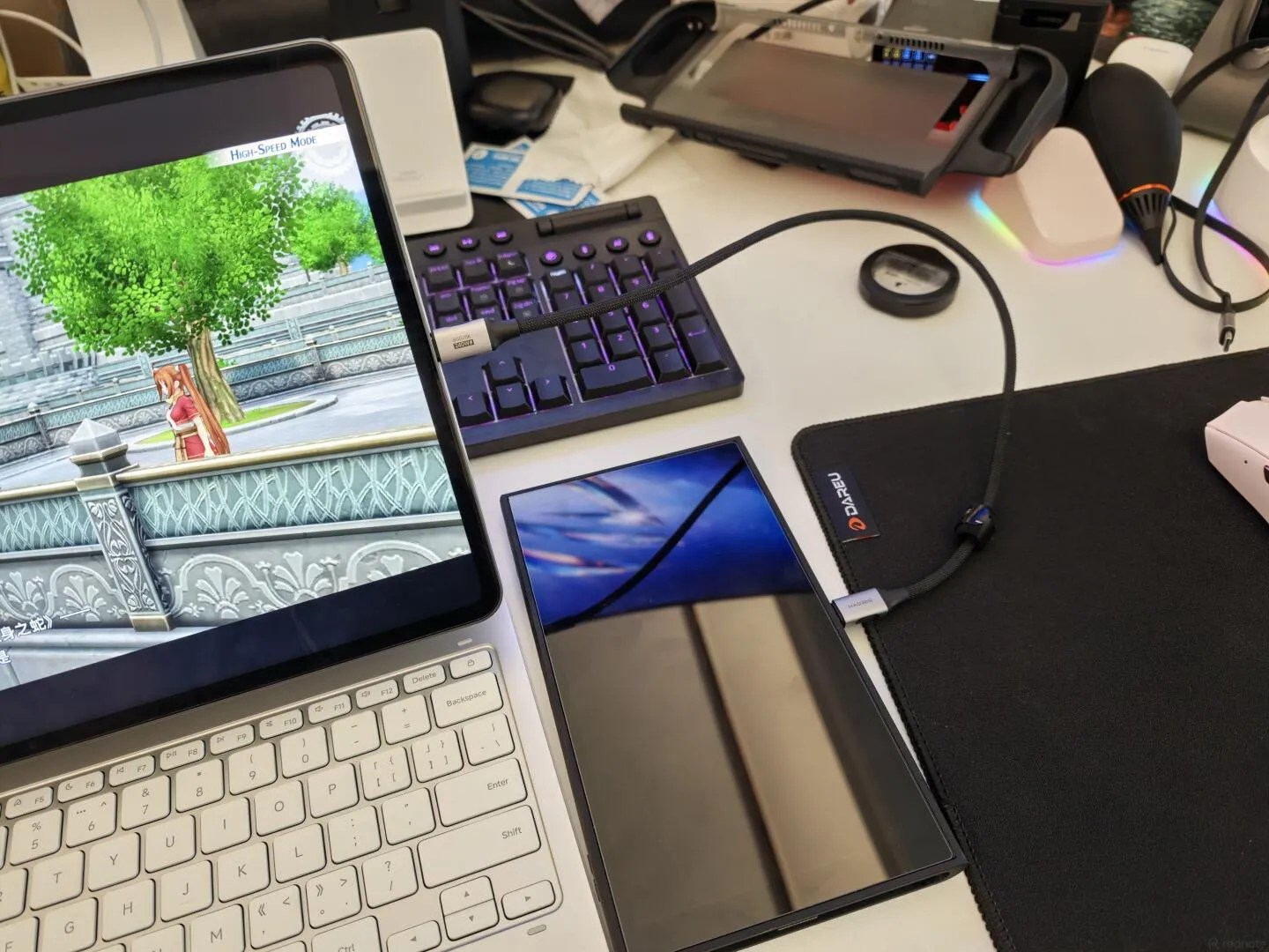 Photo of a Xiaomi Pad 9 Pro Max being used as an monitor for a Switch 2; showing a single USB-C cable between the two devices Source: http://xhslink.com/o/AjKazxjQxdc